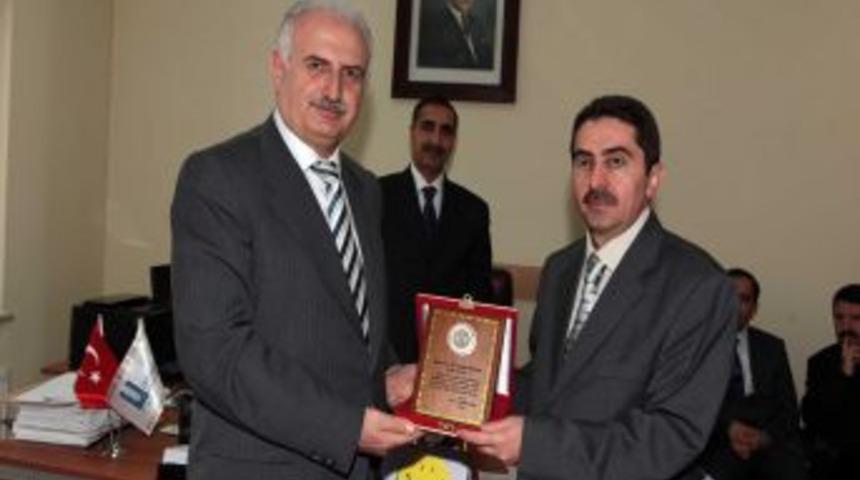 A&Uuml;'de enstit&uuml;lerde g&ouml;rev değişimi