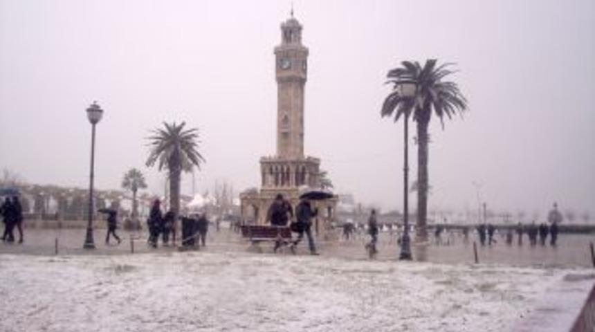 İzmirlilerin 16 yıl sonra Saat Kulesi &ouml;n&uuml;nde kar topu sevinci