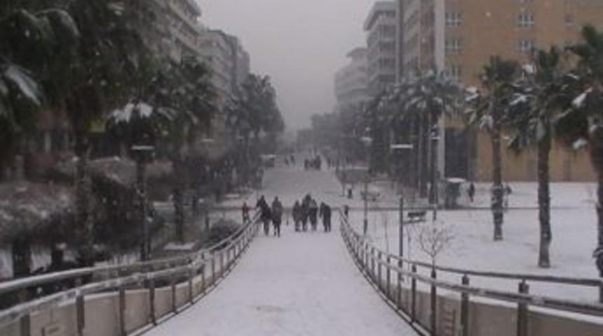 İzmirliler yıllar sonra yağan karın keyfini &ccedil;ıkardı