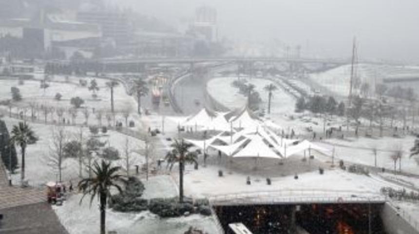 İzmirliler yıllar sonra yağan karın keyfini &ccedil;ıkardı