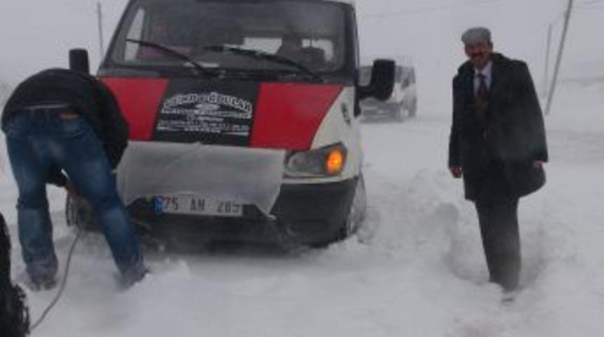Ardahan'da k&ouml;ylere ekmek g&ouml;t&uuml;ren 4 kişi karda mahsur kaldı