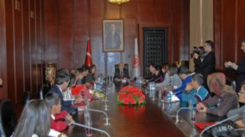 &Ccedil;ocuklar, anayasa &ccedil;alışmalarını TBMM Başkanı &Ccedil;i&ccedil;ek'e sundu