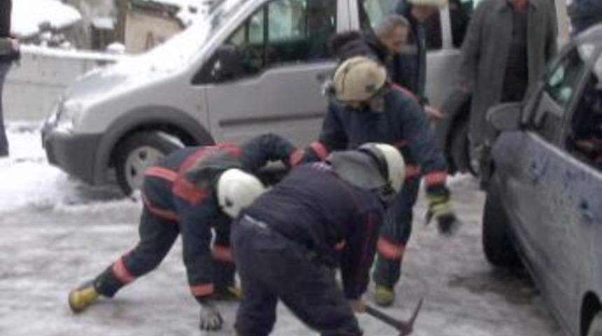 Buzlu yolda mahsur kalan otomobillere itfaiyeden 'sulu' kurtarma