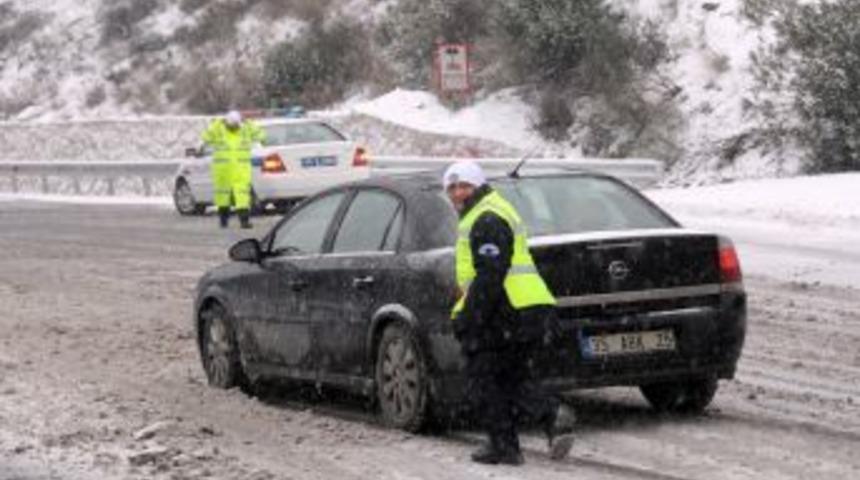 Manisa'da kar sebebiyle yolda kalan s&uuml;r&uuml;c&uuml;lerin arabalarını polisler itti