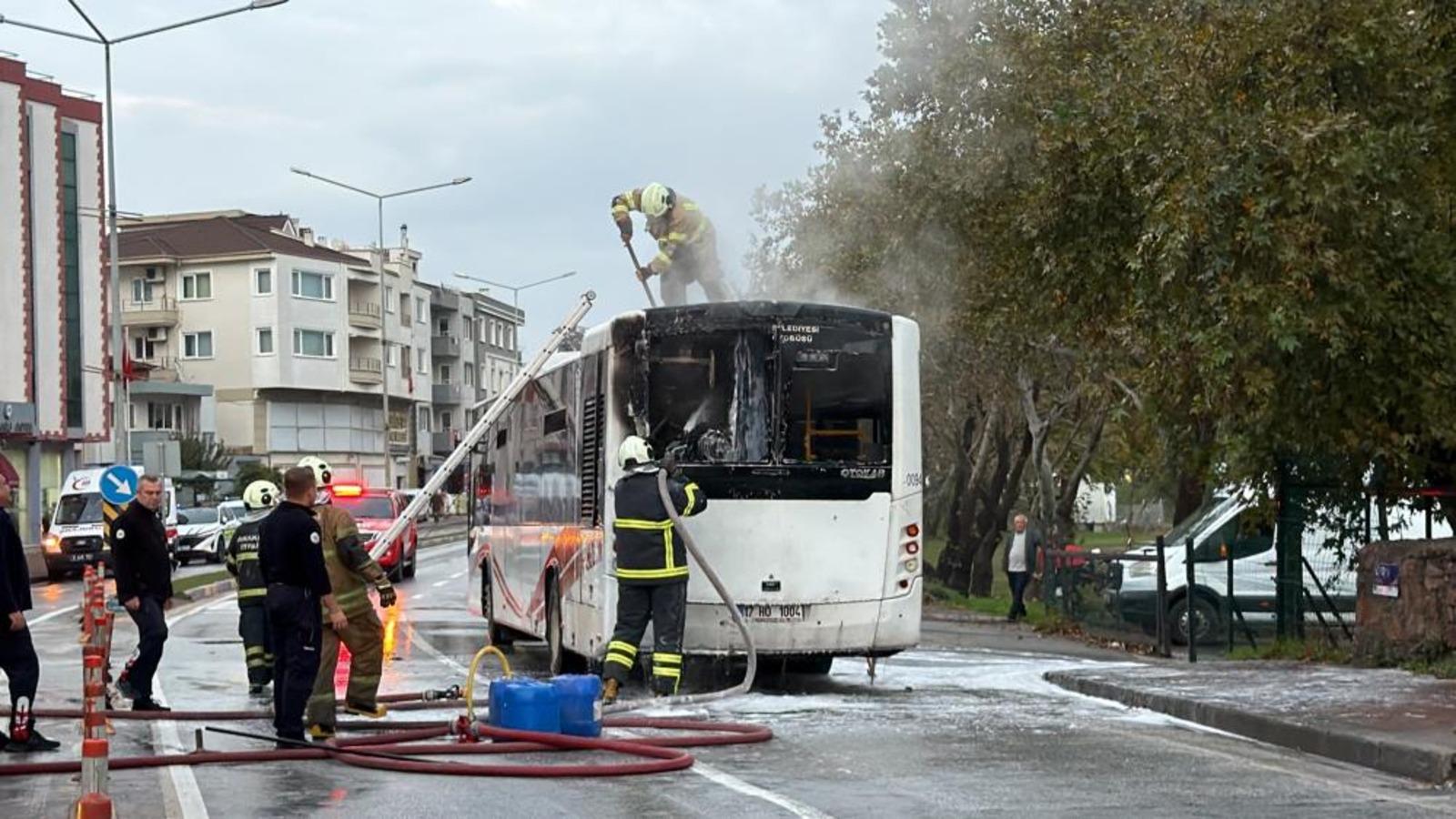 Çanakkale’de özel halk otobüsü alev alev yandı