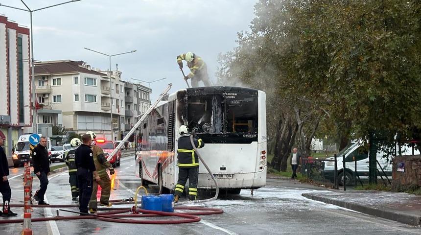 Çanakkale’de özel halk otobüsü alev alev yandı