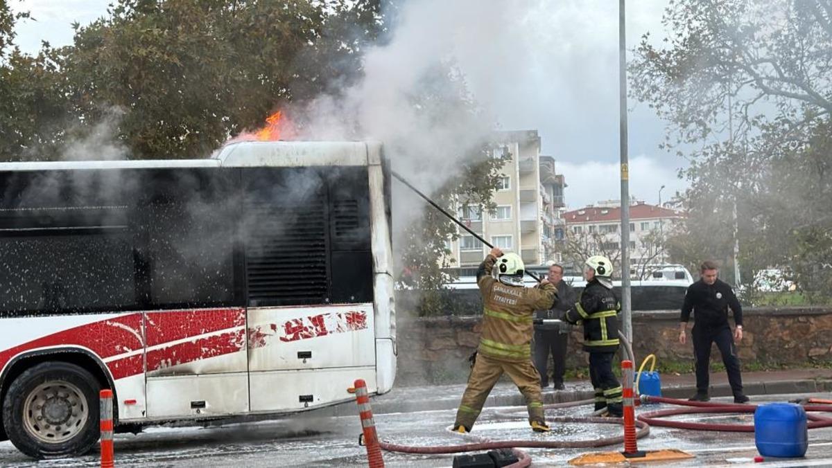 Çanakkale’de özel halk otobüsü alev alev yandı 1