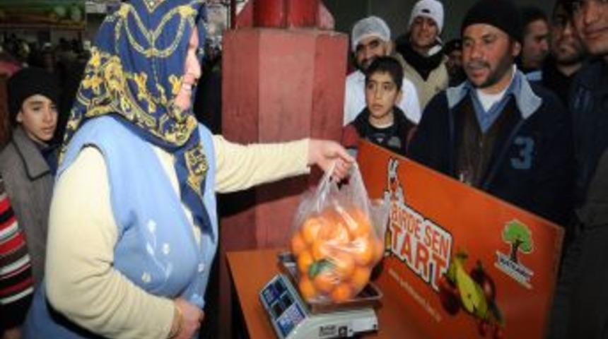 Pazardan alınan &uuml;r&uuml;n&uuml; vatandaş bir de kendi tartacak