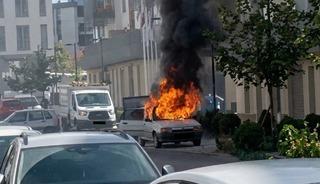 Seyir halindeki otomobil alev alev yandı