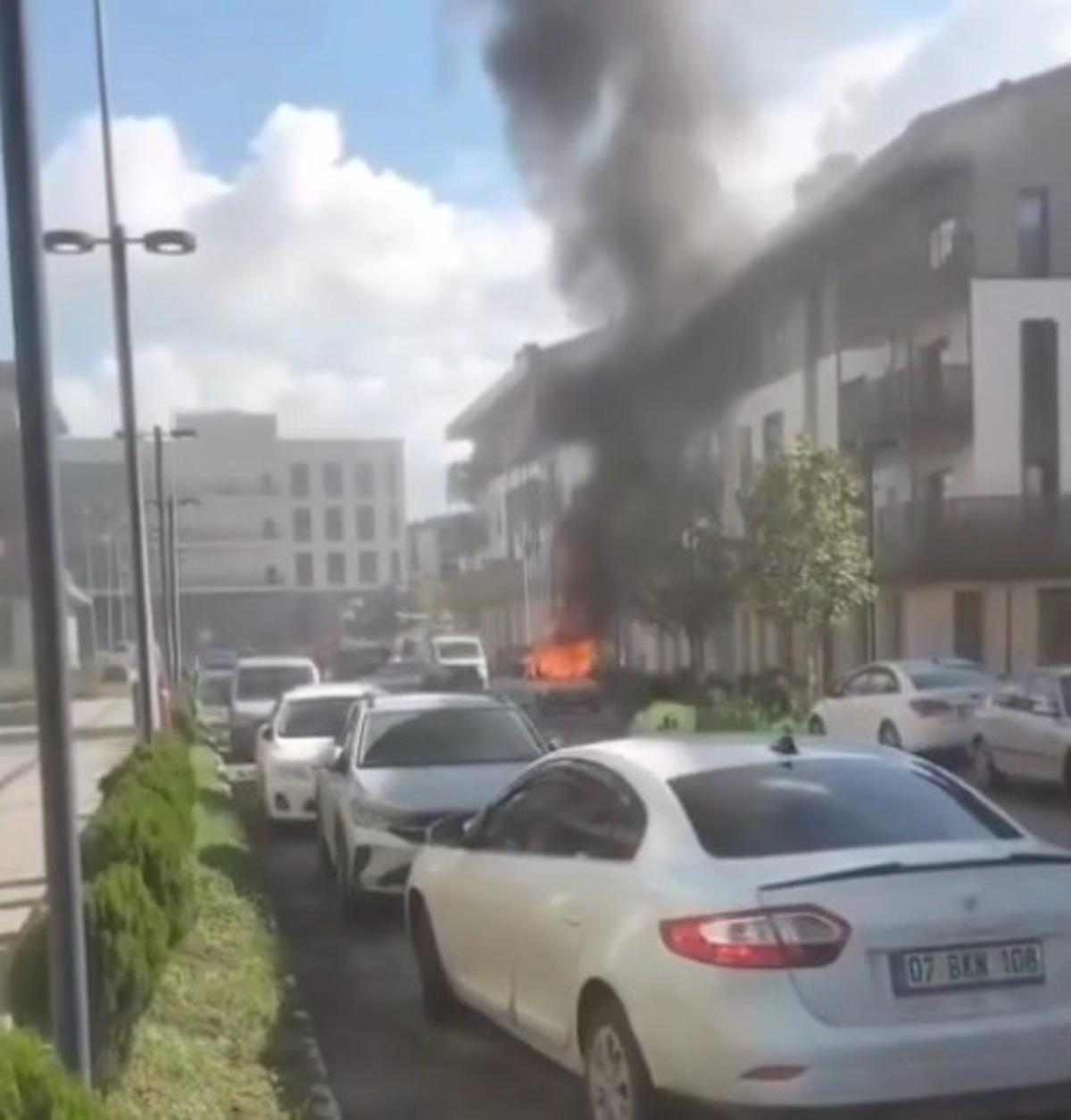 Kahramanmaraş ta hareketli dakikalar: Seyir halindeki otomobil alev alev yandı 1