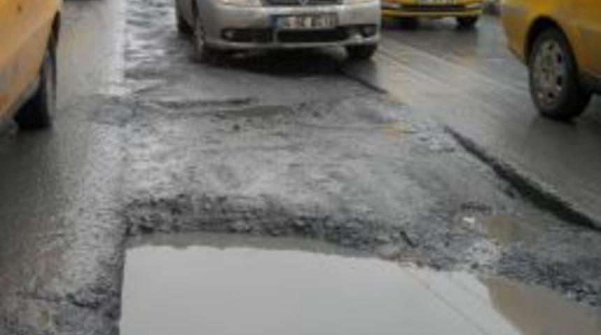 Laleli'de bozuk yol &ccedil;ilesine vatandaş tepkisi