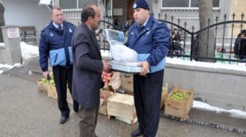 G&ouml;lbaşı'nda zabıta seyyar satıcılara g&ouml;z a&ccedil;tırmıyor