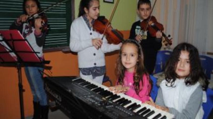 &Ouml;ğrenciler, Barış Man&ccedil;o'yu şarkılarını seslendirerek andı