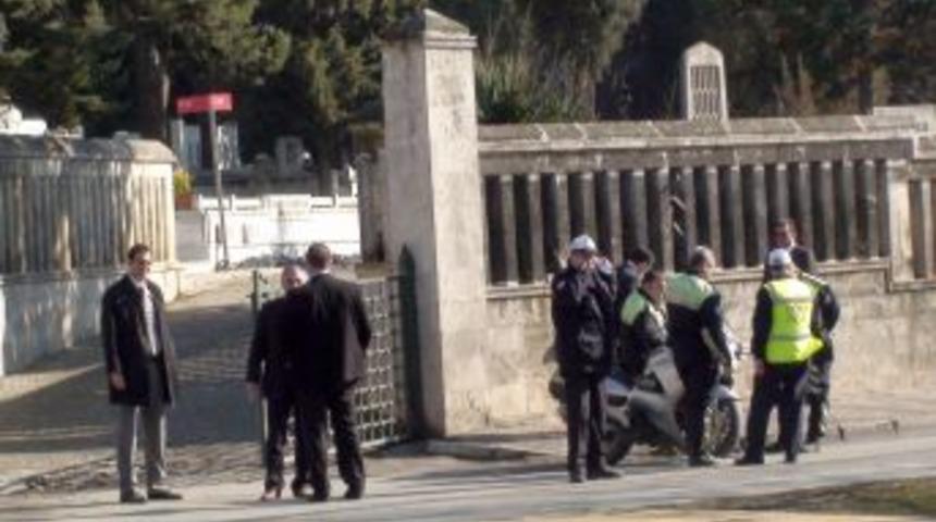 Başbakan annesinin kabrini ziyaret etti