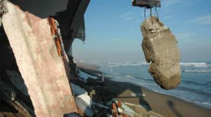 Karadeniz'in dev dalgaları, Karasu sahildeki 6 yazlık evi yıktı