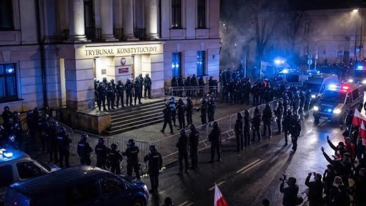 Polonya da hareketli saatler: Anayasa Mahkemesi Başkanı ve yardımcısı görevden alındı! Cumhurbaşkanı yurt dışı ziyaretini yarıda kesti 1