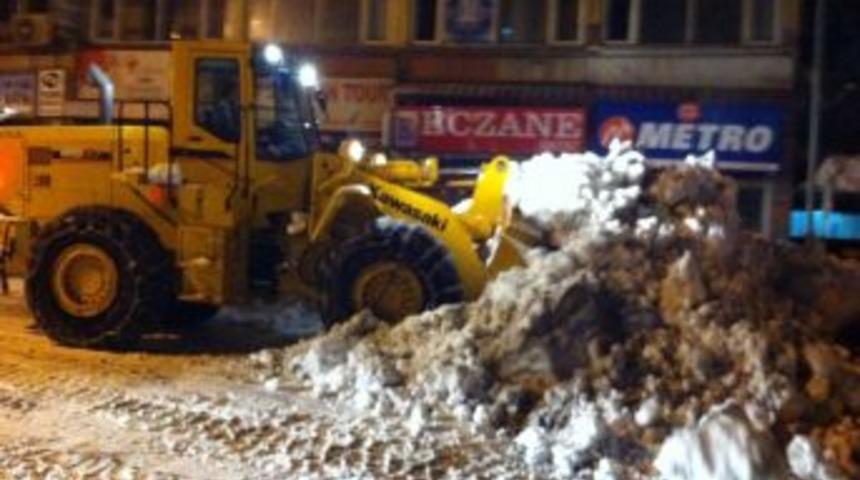 Bitlis'te sabaha kadar &ccedil;alışan ekipler &ccedil;arşıyı kardan temizledi