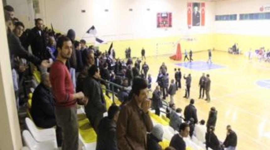 Burhaniye&rsquo;de kadınlar baskebol ma&ccedil;ında olaylar &ccedil;ıktı