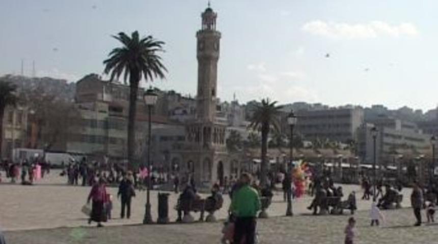 &Uuml;&ccedil; g&uuml;n &ouml;nce karla uyanan İzmir, yazdan kalma hava yaşıyor