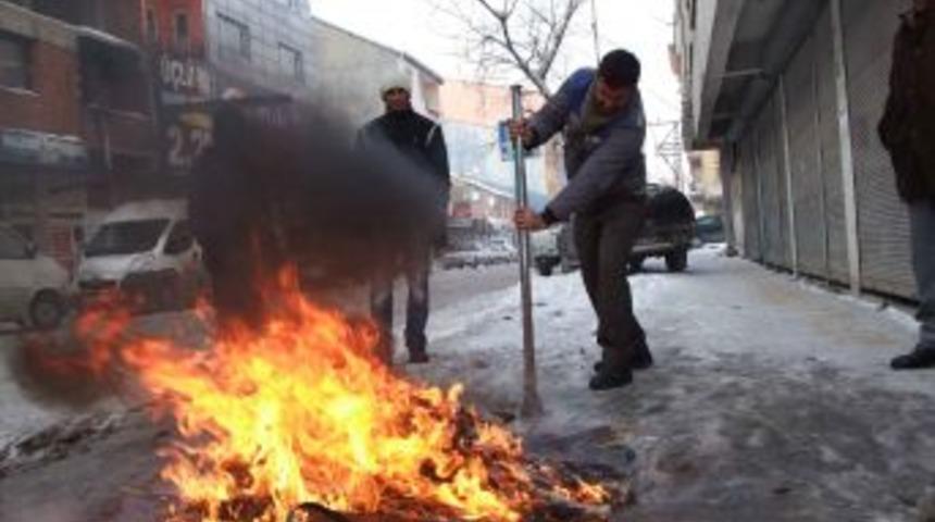 TEDAŞ yetkililerinden donan toprağı kazmak i&ccedil;in ilgin&ccedil; y&ouml;ntem