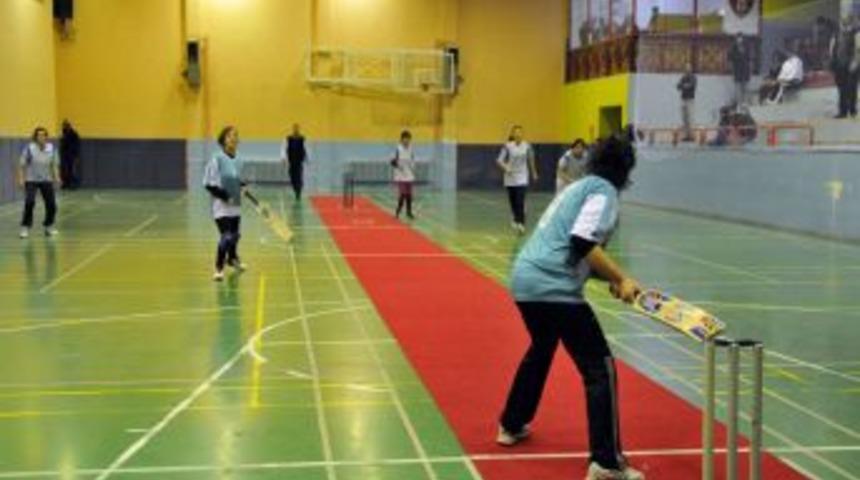 Kriket salon turnuvası Ke&ccedil;i&ouml;ren'de yapıldı