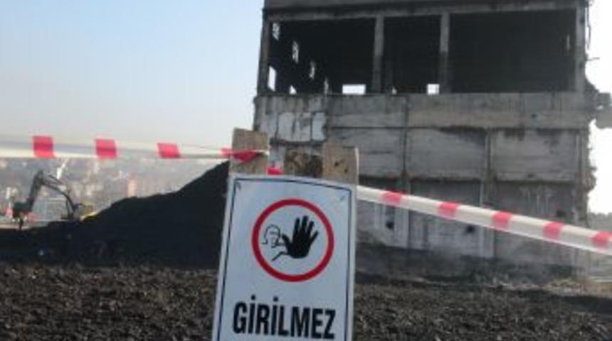 Harabe binanın yıkımı başladı