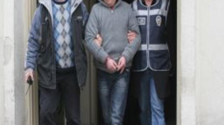 Silahlı &ccedil;atışmada g&ouml;zaltına alınan 3 kişi zırhlı ara&ccedil;la adliyeye g&ouml;t&uuml;r&uuml;ld&uuml;