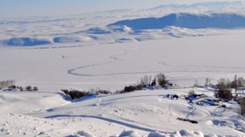 Buz kente d&ouml;nen Muş'ta Murat Nehri dondu