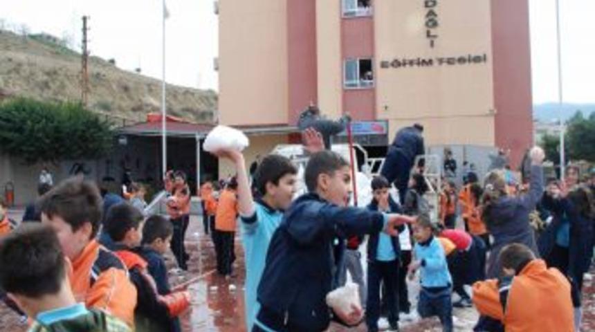 Okul bah&ccedil;esinde kar topu oynadılar
