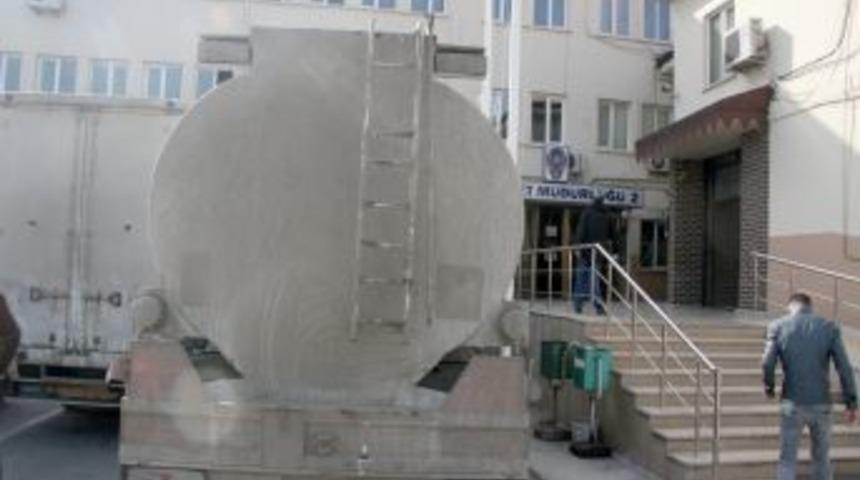 Gizli d&uuml;zenekle depoya ka&ccedil;ak akaryakıt boşaltırken yakalandı