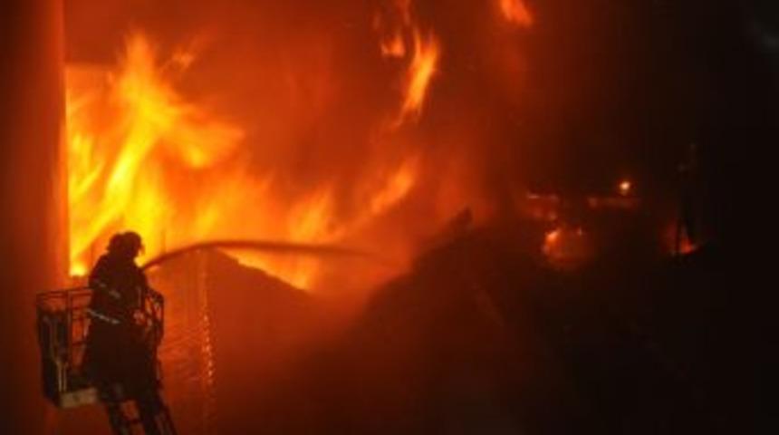 İzmir'de iki işyerinin &ccedil;atısı alev alev yandı