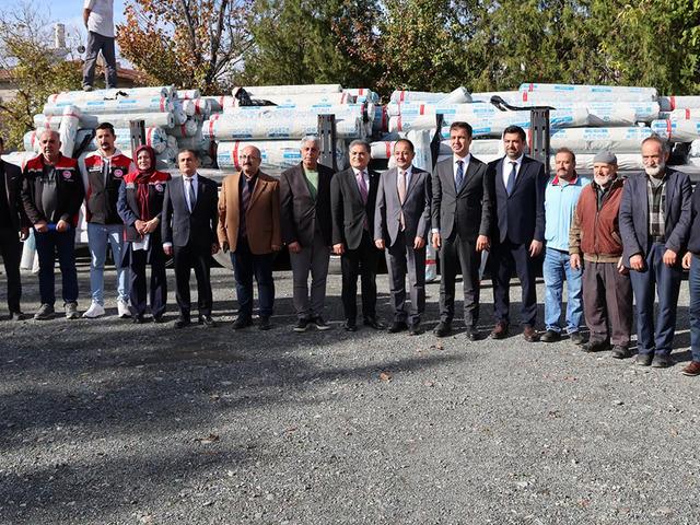 Erzincan'da 28 &uuml;reticiye 15,5 ton sera &ouml;rt&uuml;s&uuml; desteği sağlandı