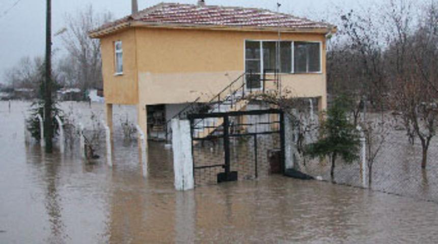 Meri&ccedil; Nehri taştı, k&ouml;yler su altında kaldı