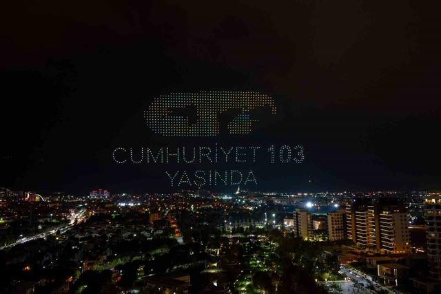Atatürk’ün portresi 1000 drone ile gökyüzüne işlendi 4