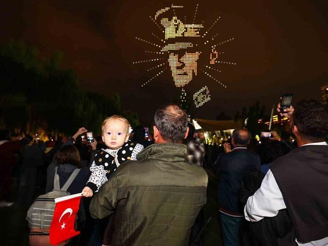 Atatürk’ün portresi 1000 drone ile gökyüzüne işlendi