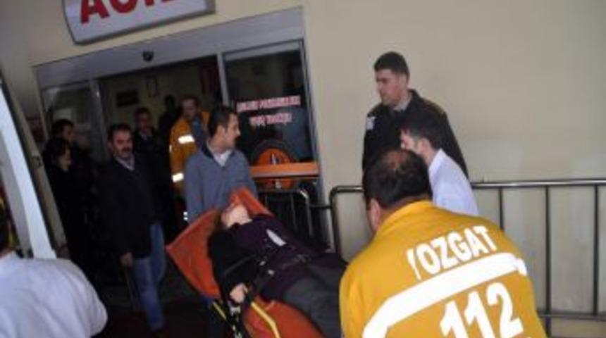 Takla atan otomobildeki 4 bayan &ouml;ğretmen yaralandı