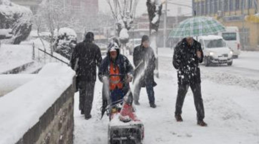 Afyonkarahisar&rsquo;da kar 25 santime ulaştı, okullar tatil