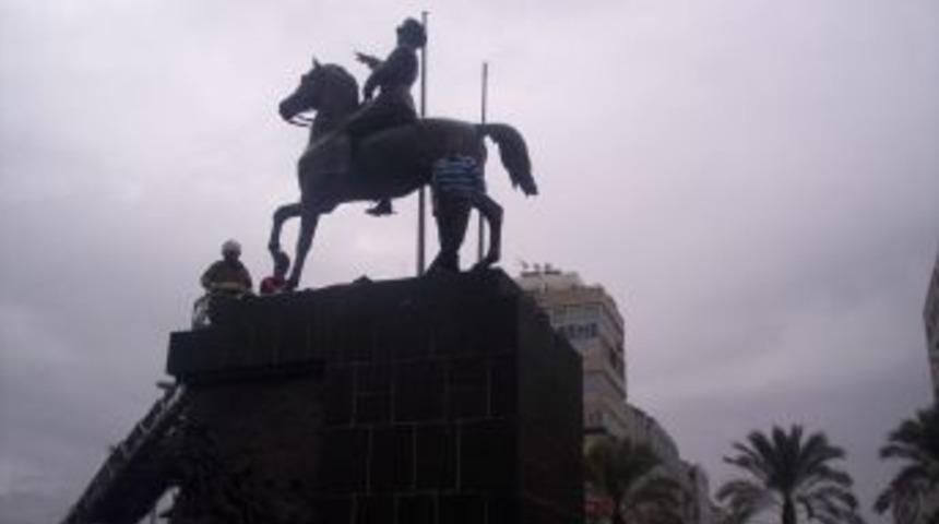 Atat&uuml;rk anıtına &ccedil;ıkarak intihar girişiminde bulundu