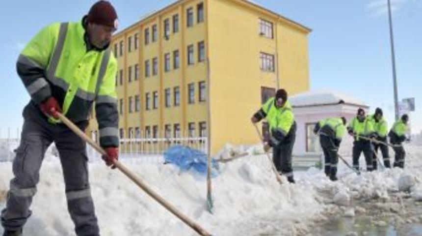 Keçiören Belediyesi'nden okul bahçelerinde kar temizliği