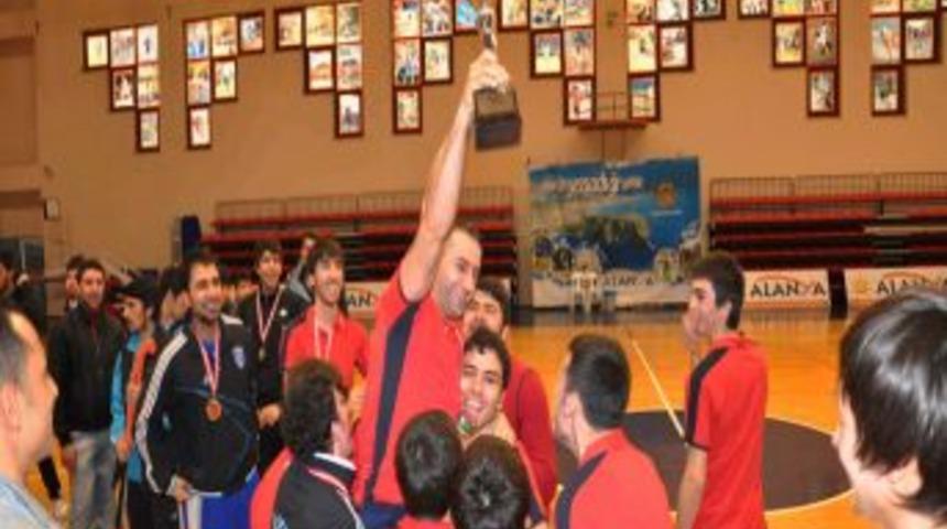 Pursaklar'da salon hokeyi şampiyonluğu sevinci