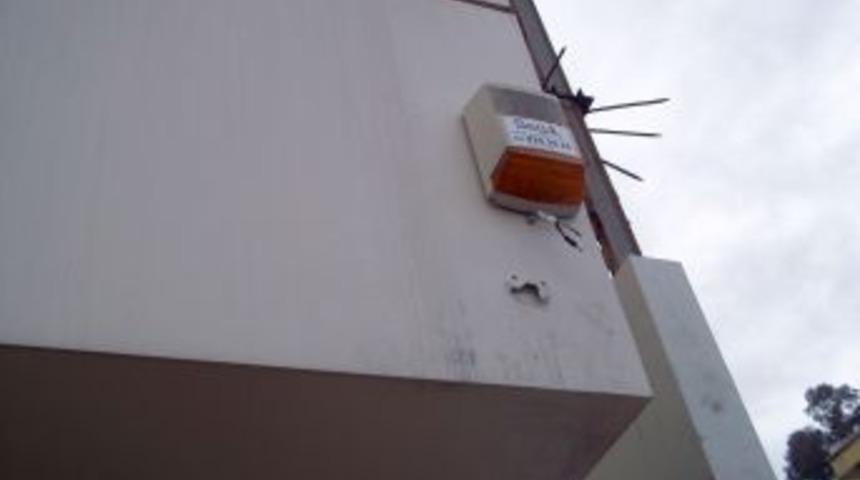 Esnafın emanet taktırdığı g&uuml;venlik kamerasını &ccedil;aldılar