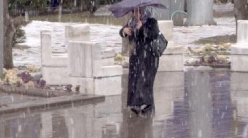 Kar yağışı yeniden Ankara&rsquo;yı etkisi altına aldı