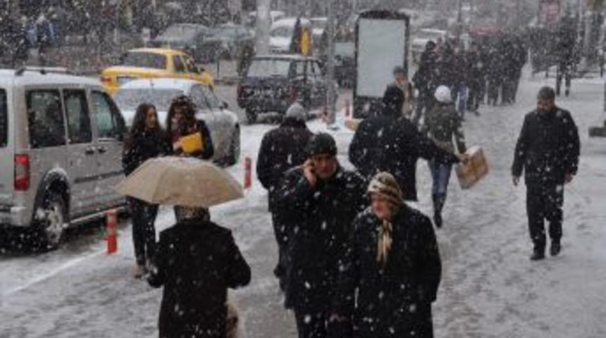 Yozgat&rsquo;ta kar yağışı aralıklarla etkisini s&uuml;rd&uuml;r&uuml;yor