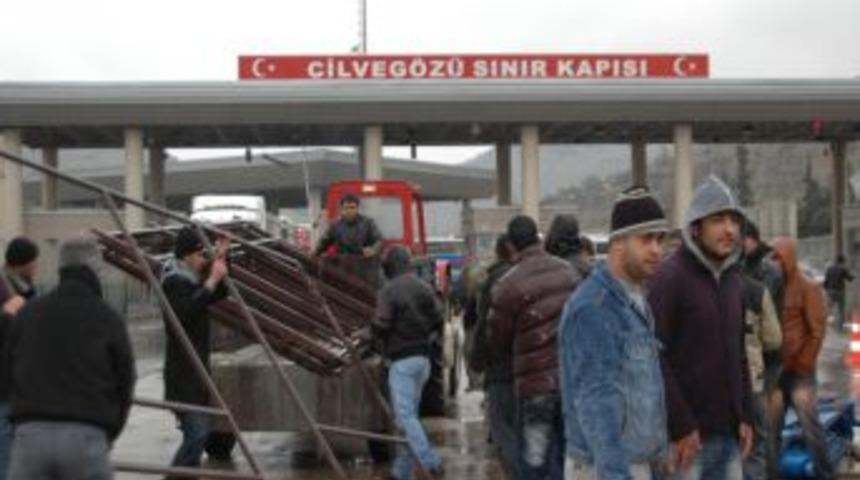 Yakıt vergisine tepki g&ouml;steren şof&ouml;rler Cilveg&ouml;z&uuml;'nde &ccedil;adır kurdu