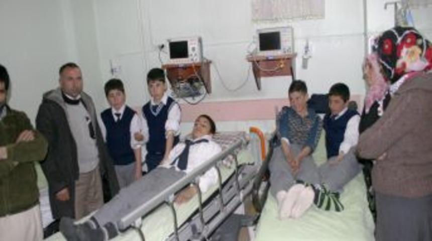 Virajı alamayan &ouml;ğrenci servisi takla attı: 14 yaralı