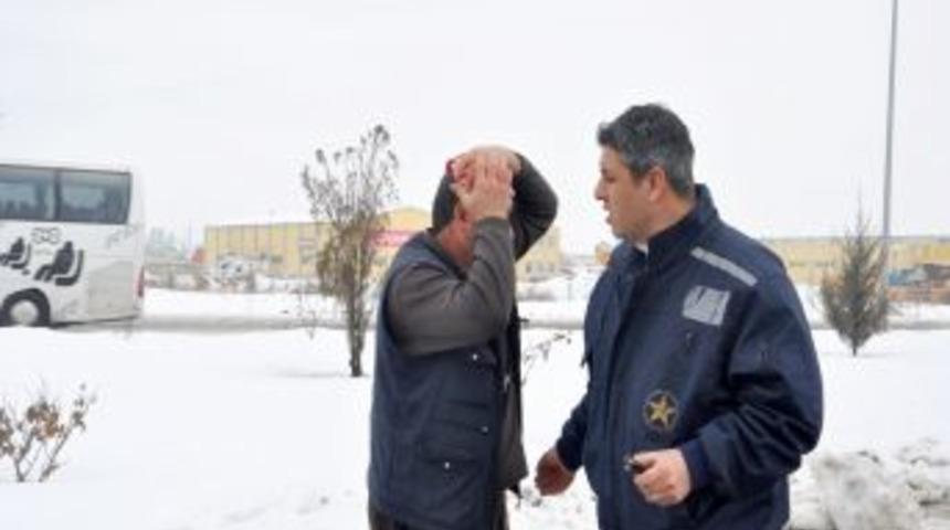 Yaralı s&uuml;r&uuml;c&uuml;ye, yoldan ge&ccedil;en doktor m&uuml;dahale etti