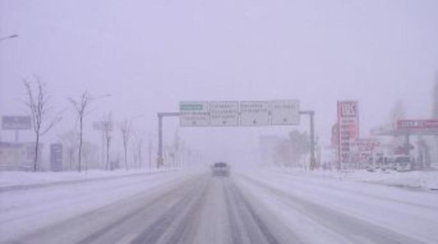 Ankara'da kar hayatı olumsuz etkiliyor