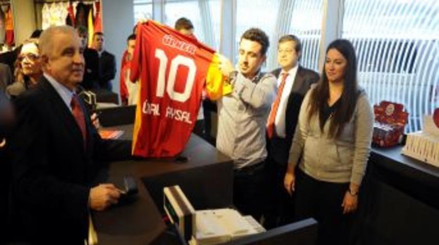 Ali Sami Yen Spor Kompleksi T&uuml;rk Telekom Arena'da GSStore a&ccedil;ıldı