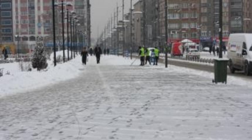 Sivas'ta belediye, karla m&uuml;cadele i&ccedil;in seferberlik ilan etti