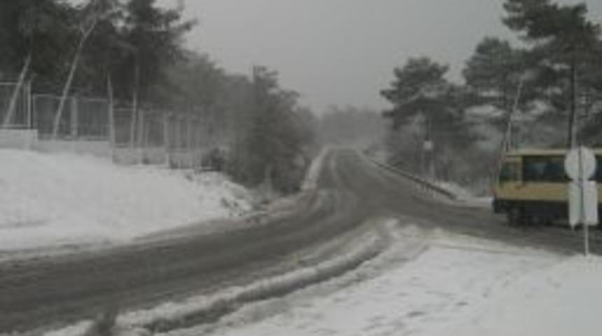 Kar, İstanbul'u yeniden beyaza b&uuml;r&uuml;d&uuml;